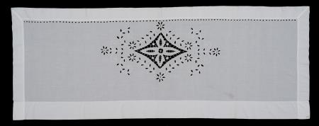 Kratka belo vezena zavesa, delo Marije Drobnič, okrog 1959.